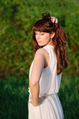 Beyaz elbiseli güzel kız.