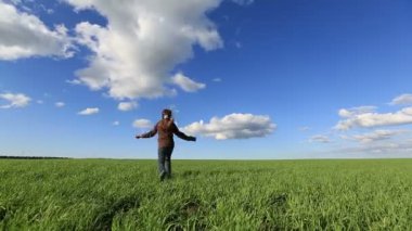 gün batımı ile çayır üzerinde çalışan küçük kız