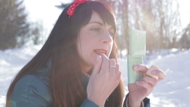 Mädchen trägt Lippenstift auf — Stockvideo