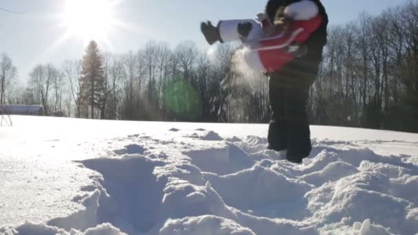 Papá y su hija jugando en la nieve — Vídeos de Stock