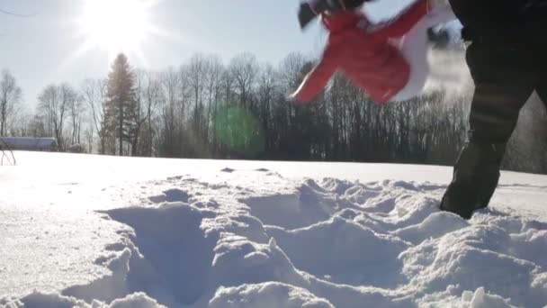 Vater und Tochter spielen im Schnee — Stockvideo