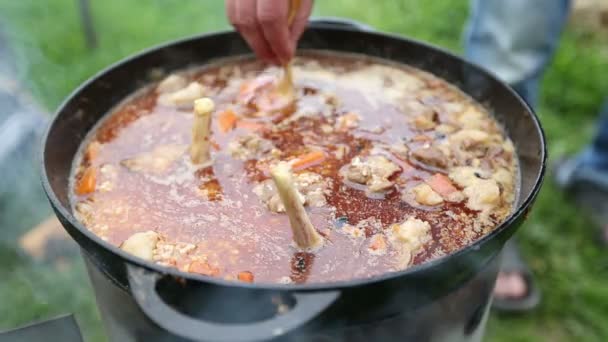 Cozinhar pilaf — Vídeo de Stock