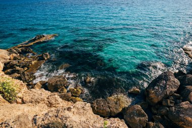 Deniz ve kayalık sahil