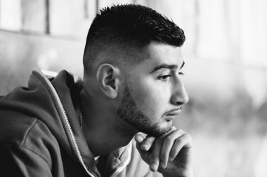 yakışıklı genç bir adam düşünüyorum.