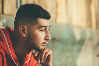 yakışıklı genç bir adam düşünüyorum.