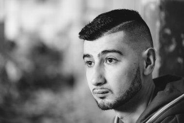 yakışıklı genç bir adam düşünüyorum.