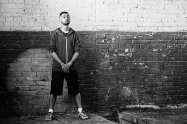 Genç adam düşünceli dört gözle.