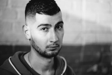 Fotoğraf makinesi portre seyir yakışıklı genç adam.