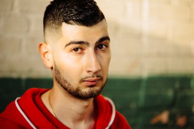 Fotoğraf makinesi portre seyir yakışıklı genç adam.