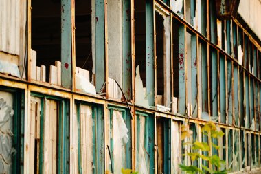 Binanın kırık cephe