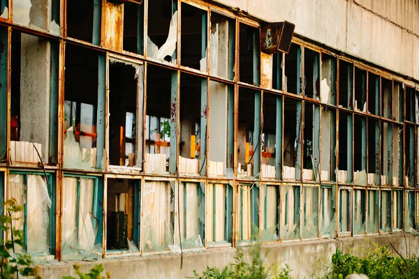 Broken facade of the building — Stock Photo, Image