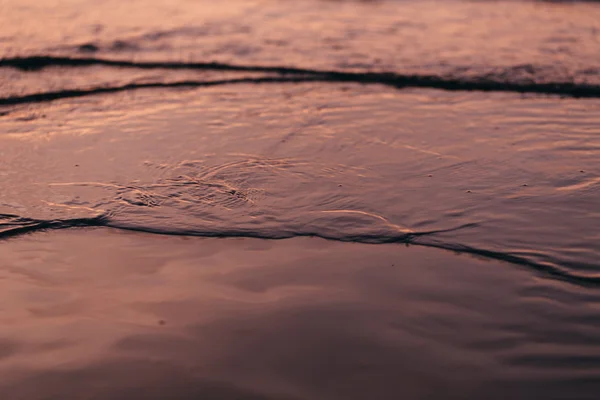 Приплив води до піщаних берегів — стокове фото