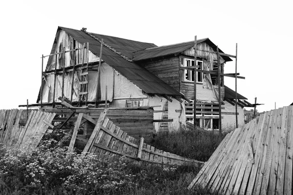 Černé a bílé fotografie zničený dřevěný dům — Stock fotografie