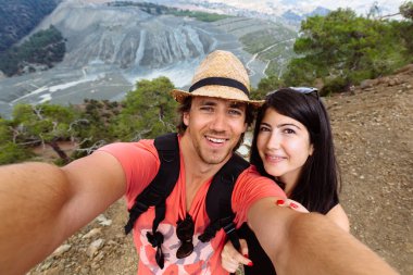 Güzel genç çift eğlenceli selfie üzerinde