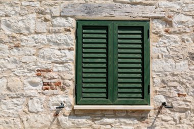 yeşil pencere portre kapalı