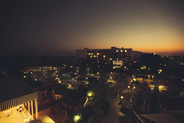 Blick auf das Hotel bei Nacht — Stockfoto