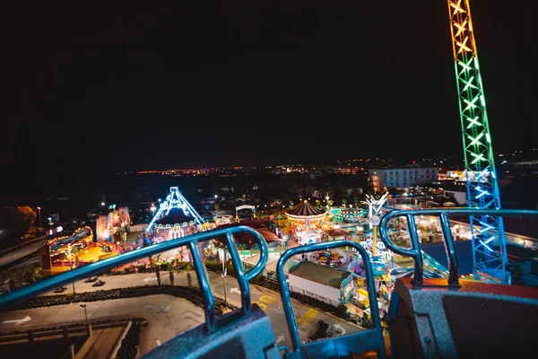 A vidámpark, az éjszakai látképe — Stock Fotó