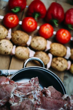 Sebze ve et yemek için hazır mısınız.