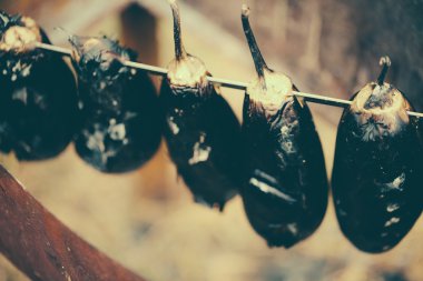 Patlıcan kömürlerin üzerinde