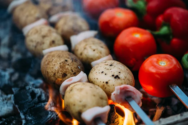 Warzywa na grilla Pomidory, czerwona papryka, ziemniaki — Zdjęcie stockowe