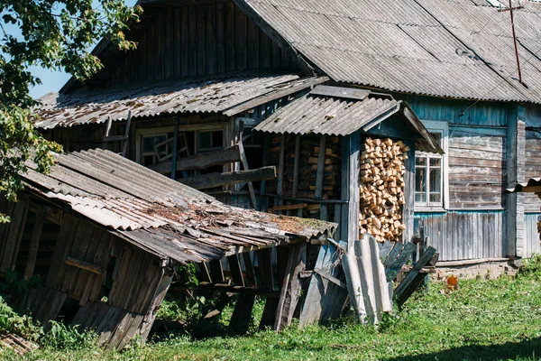Maison en bois détruite dans le village . — Photo