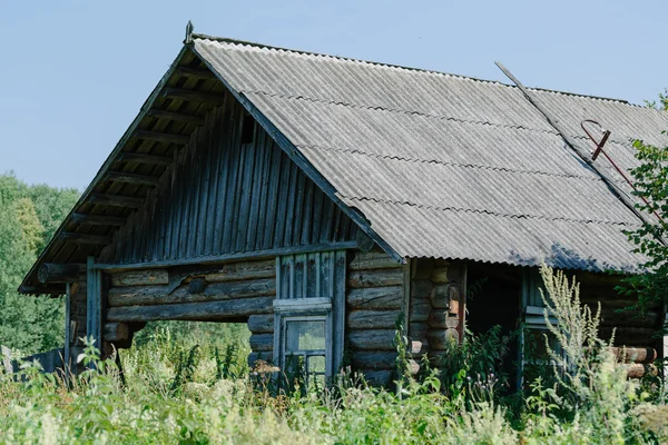 Maison en bois détruite dans le village . — Photo