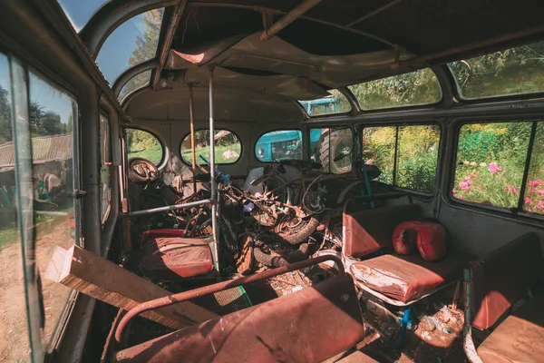 Interior de un autobús de tránsito de la ciudad vieja . —  Fotos de Stock
