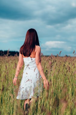 alanında yürüyen kadın.