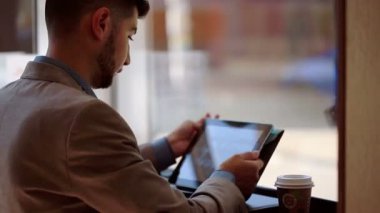 işadamı tablet bilgisayar dokunmatik ekran kullanma