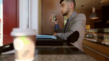 genç adam işadamı kafede kahve içme