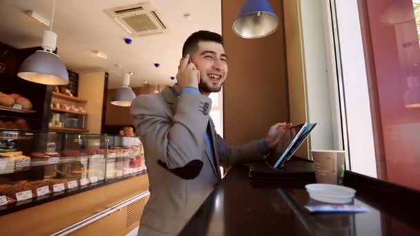 年轻人的商人经营的一家咖啡馆 — 图库视频影像