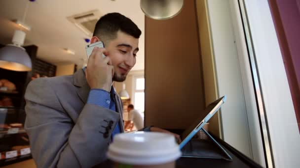 Homem jovem empresário envolvido em um café — Vídeo de Stock