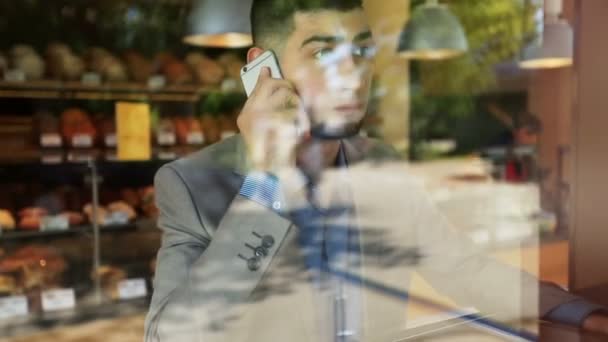 Young man businessman talking on smartphone and angry — Stock Video