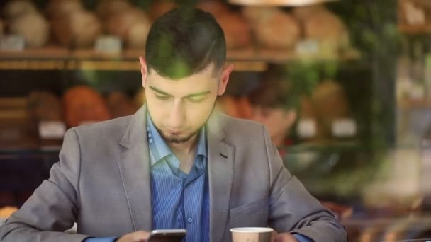 A fiatalember üzletember használ smartphone — Stock videók