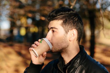 Adam parkta kahve içme.