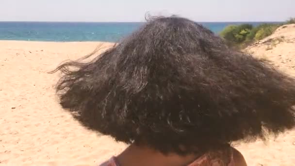 Bella ragazza che va in spiaggia . — Video Stock