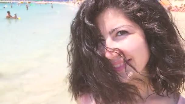 Belle fille allant à la plage . — Video