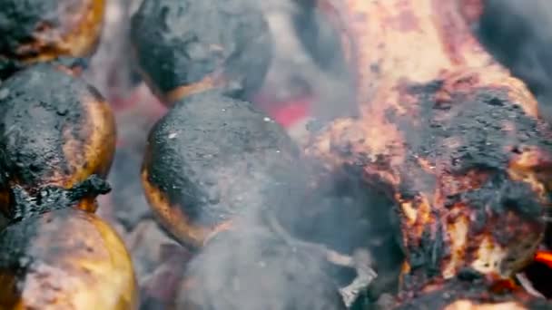 Cocinar en la bandeja de primer plano de fuego . — Vídeo de stock