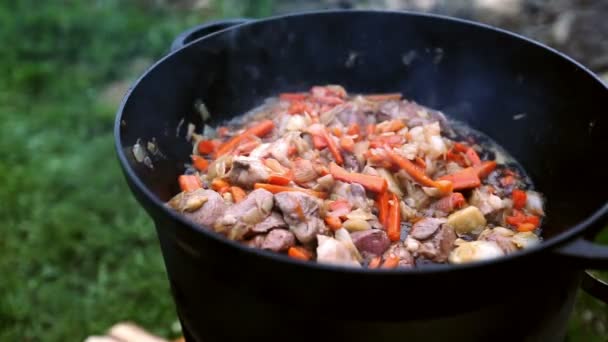 Delicioso pilaf preparándose — Vídeos de Stock