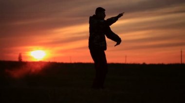 adam danslar modern dans gün batımında
