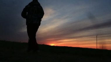 adam danslar modern dans gün batımında