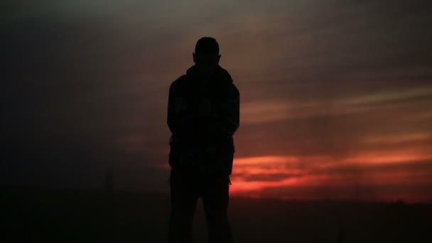 Gars danse danse moderne au coucher du soleil — Video