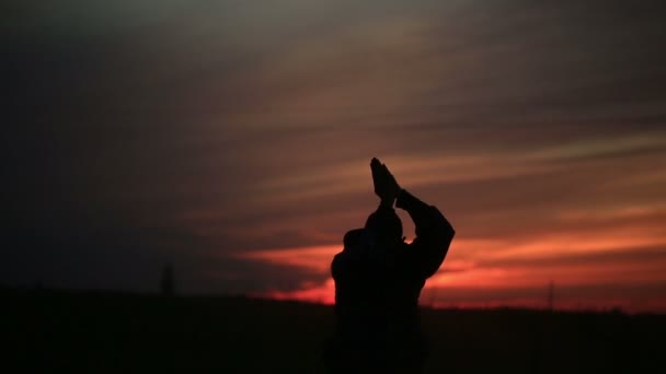 Chico baila danza moderna al atardecer — Vídeos de Stock