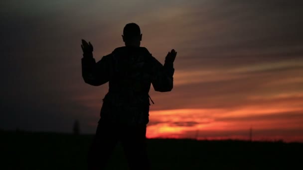 Chico baila danza moderna al atardecer — Vídeos de Stock