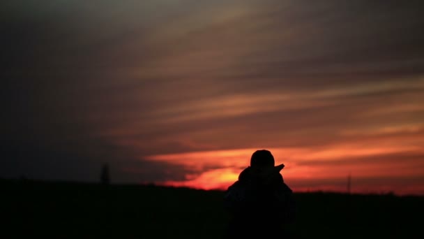 Guy dansen moderne dans bij zonsondergang — Stockvideo