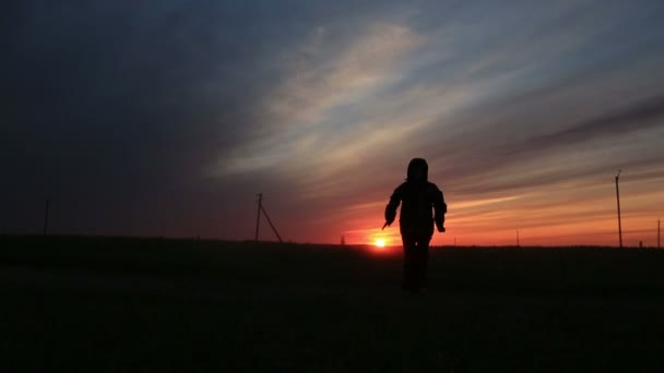 Chico baila danza moderna al atardecer — Vídeos de Stock