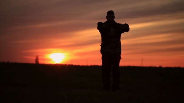 Guy dances modern dance at sunset — Stock Video