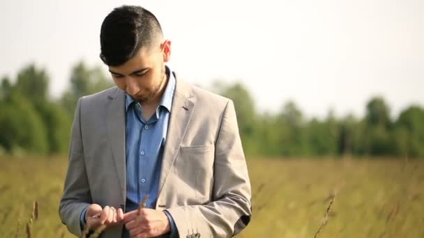 Üzletember fiatal férfi élvezi a természet — Stock videók