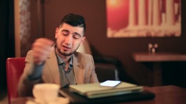 bir baş ağrısı getting genç adam işadamı