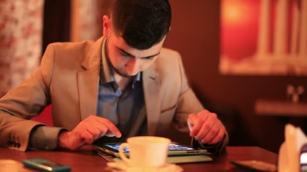 Giovane uomo d'affari utilizzando tablet touchscreen — Video Stock